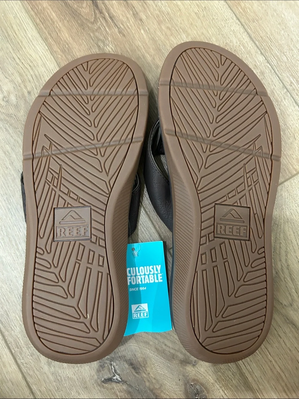 Reef Men's Dark Brown Leather Flip Flops with Cushioned Black Footbed - Picture 4 of 4